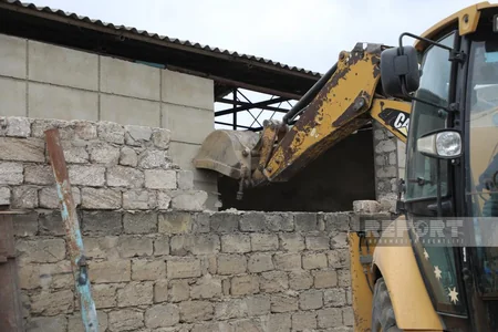 Xəzər rayonunda qanunsuz tikilən qeyri-yaşayış obyektləri sökülüb