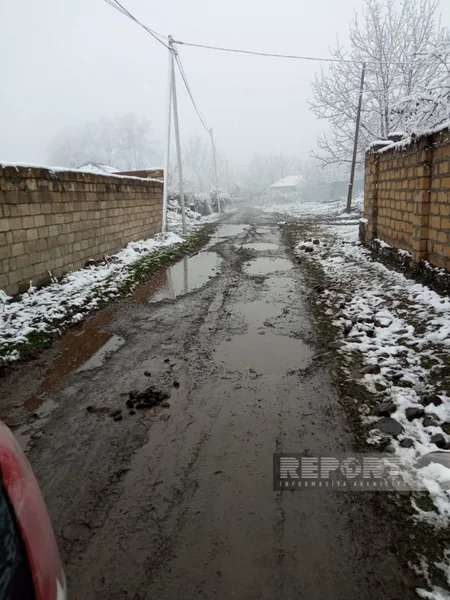 Oğuzda kənd yolu bərbad vəziyyətə düşüb: sakinlərin gediş-gəlişi çətinləşib