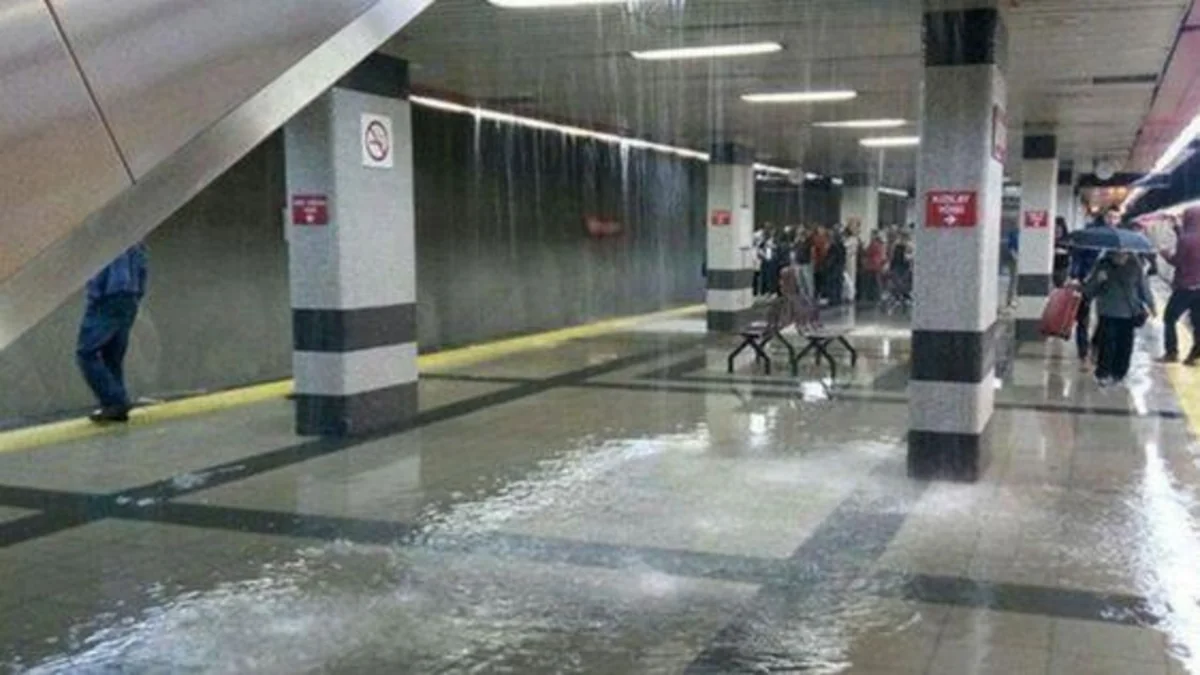 Güclü yağış nəticəsində Ankarada metrostansiyanı su basıb