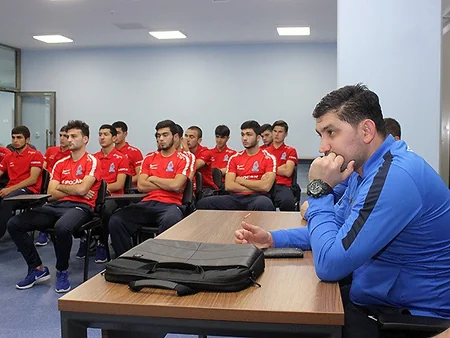 Azərbaycan yığmasının futbolçularına danışılmış oyunlarla bağlı seminar keçirilib