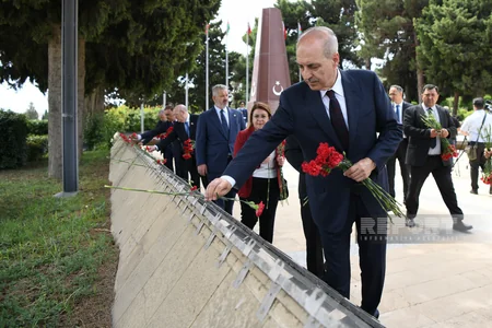 Türkiyə parlamentinin sədri Heydər Əliyevin məzarını, Şəhidlər Xiyabanını və Türk Şəhidliyini ziyarət edib - YENİLƏNİB