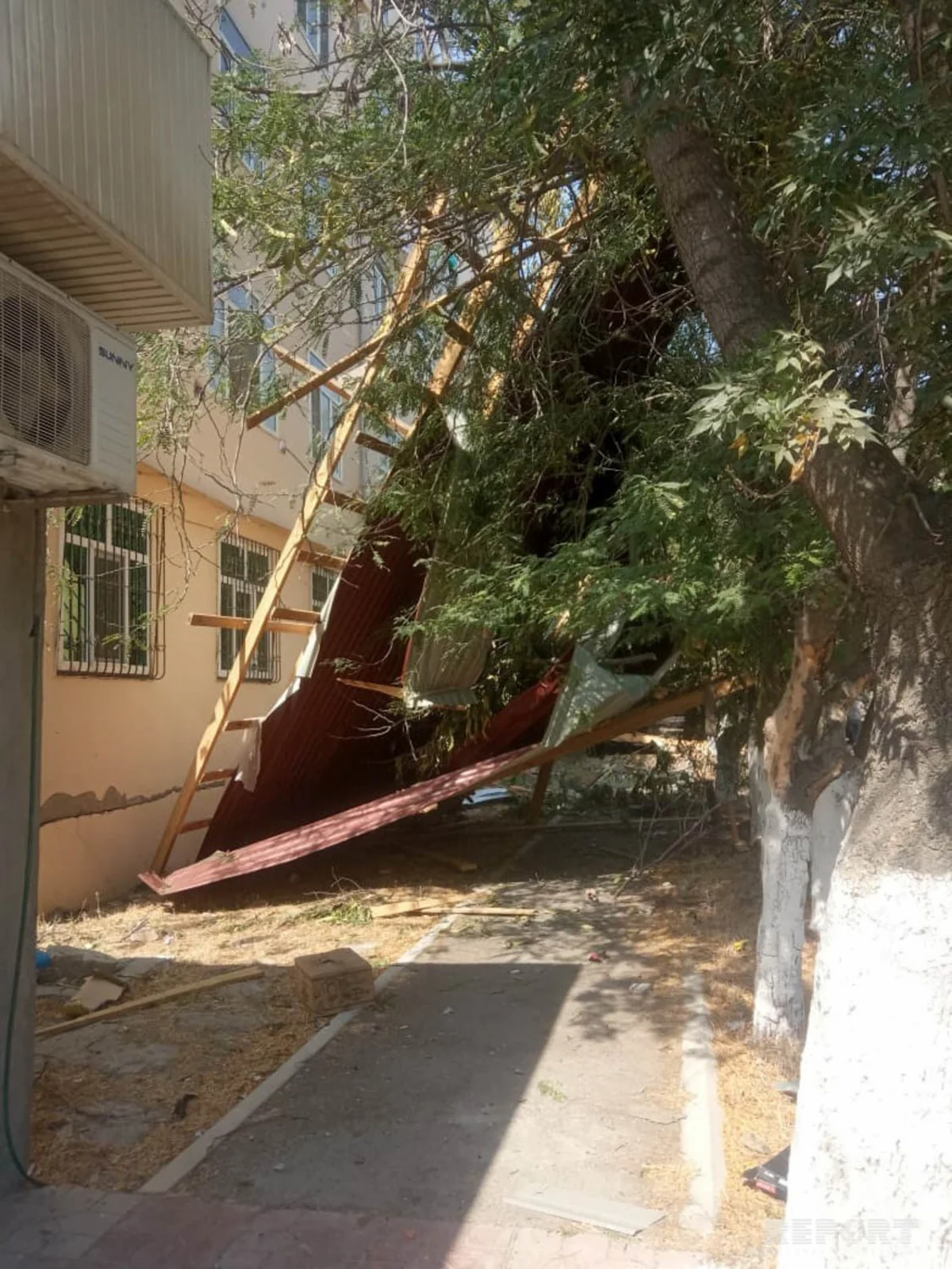 Güclü külək Abşeronda fəsadlar törədib - FOTO - VİDEO - YENİLƏNİB