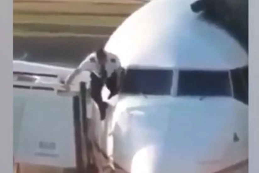 Пилот забыл ключи в самолете и попытался залезть в кабину через окно - ВИДЕО