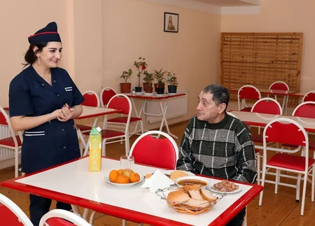 Küçədə qalan Bakı sakini sığınacağa yerləşdirildi - FOTO