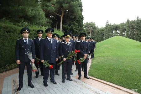 Prokurorluq işçiləri Fəxri və Şəhidlər xiyabanlarını ziyarət ediblər