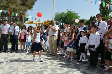 Mikayıl Cabbarov Sabirabaddakı orta məktəbdə Son zəng tədbirində iştirak edib