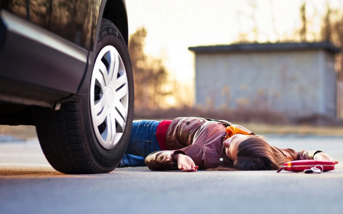 Bakıda avtomobil yolu keçən qadını vuraraq öldürüb