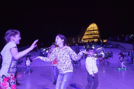 Heydər Əliyev Mərkəzinin parkında konsert təşkil olunub