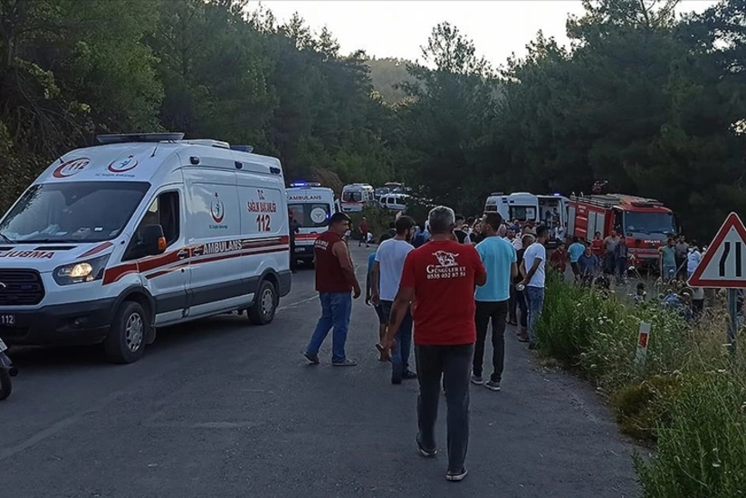 İzmirdə ağır yol qəzasında ölənlərin sayı 8 nəfərə çatıb