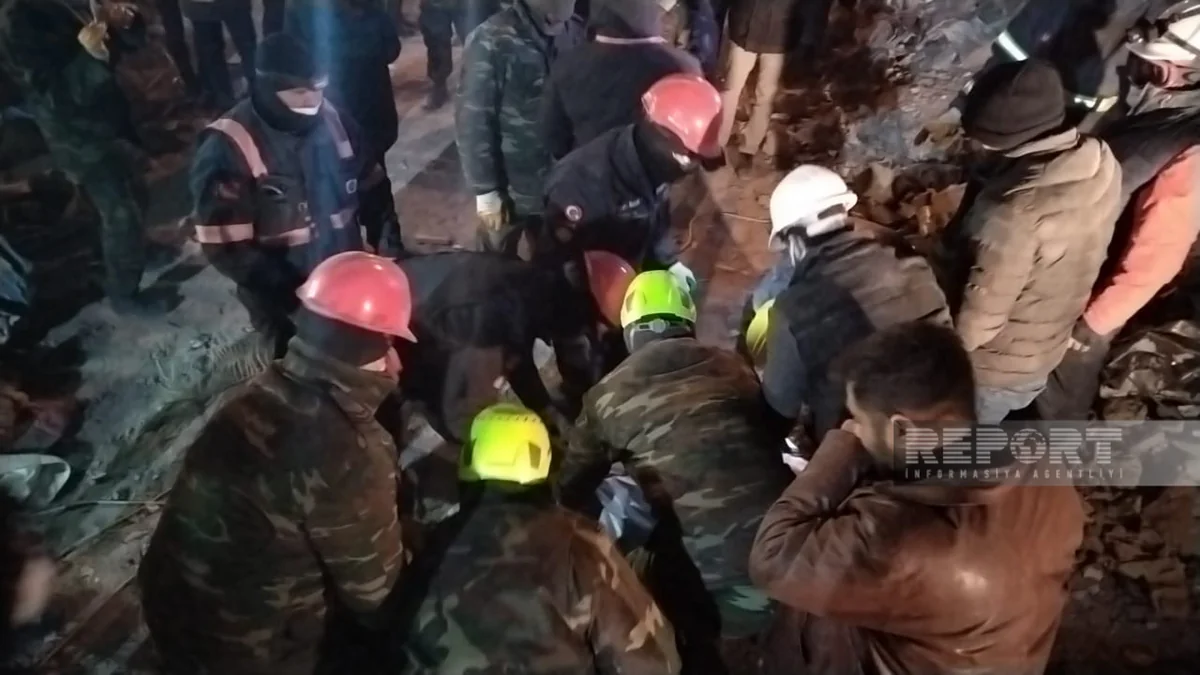 Azərbaycanın xilasediciləri dağıntılar altından kişi meyitini çıxarıb