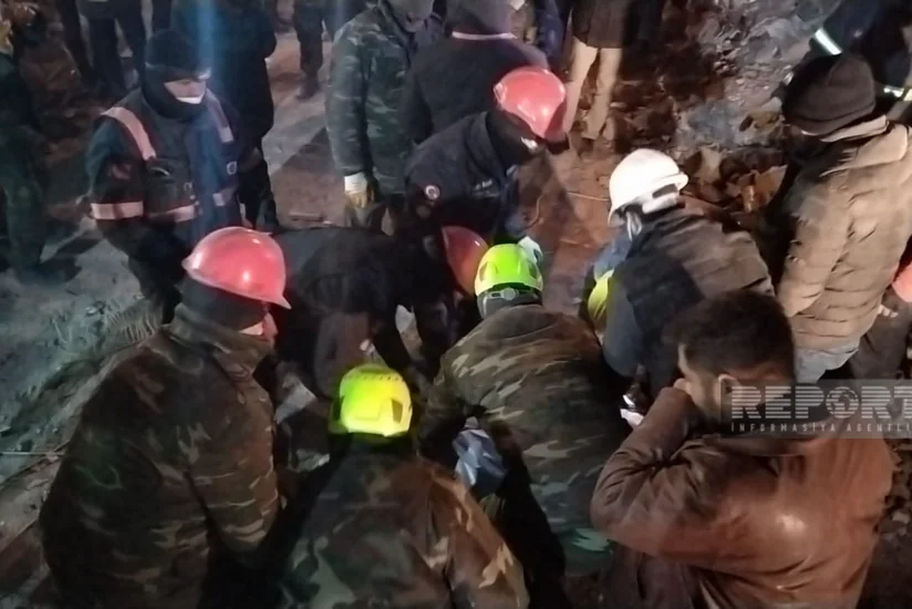 Азербайджанские спасатели извлекли из-под завалов в Турции тело мужчины
