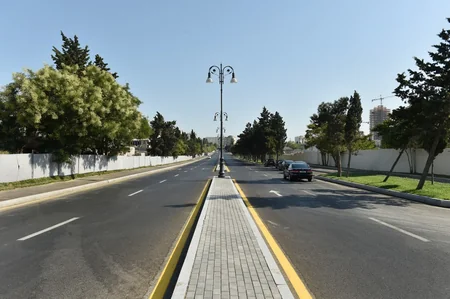 ​Prezident İlham Əliyev Bakının üç küçəsində aparılan abadlıq və yenidənqurma işlərindən sonrakı vəziyyətlə tanış olub