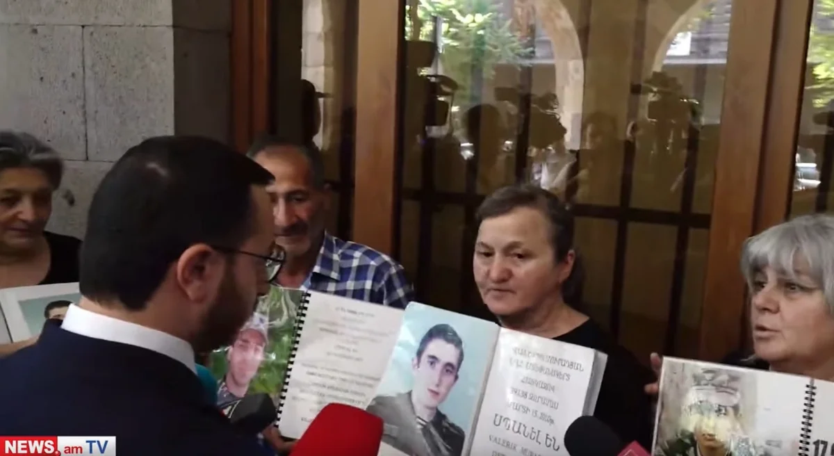 Родные погибших армянских военных провели акцию протеста у здания правительства