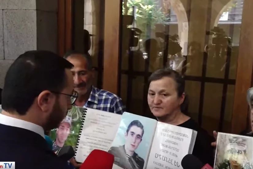Родные погибших армянских военных провели акцию протеста у здания правительства