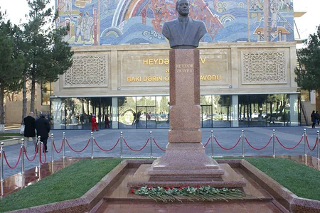 SOCAR-ın idarə və müəssisələrində Heydər Əliyevin xatirəsi yad edilir