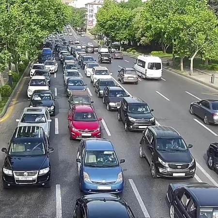 Bakının bir sıra yollarında tıxac yaranıb - SİYAHI
