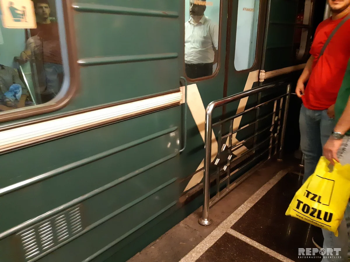 Bakı metrosunda maşinist stansiyaya çatmamış qatarın qapılarını açıb - VİDEO