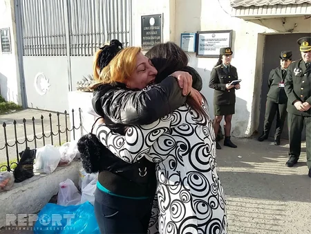 Övladını satmaqda təqsirləndirilən ana azadlığa çıxdı: Ona geri dönəcəyimi demişdim... - FOTO