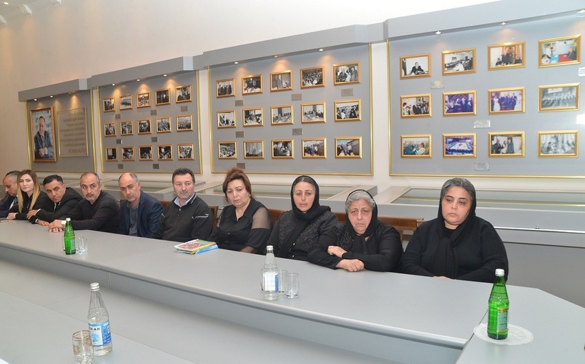 Rövşən Rzayev məcburi köçkün jurnalistlərlə görüşüb