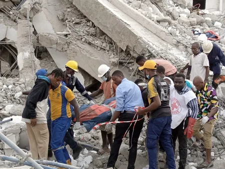 Nigeriyada 21 mərtəbəli bina çöküb, ölənlər var