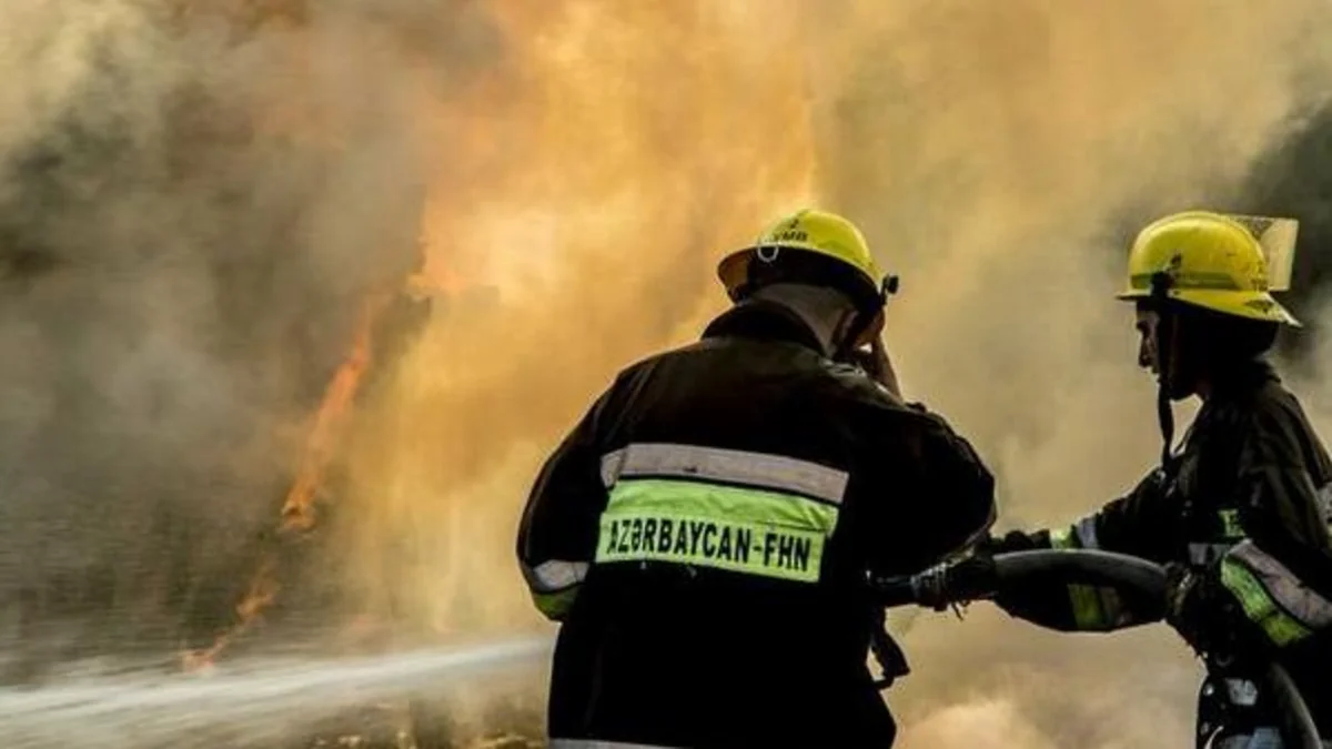 Hökməlidə ikimərtəbəli evdə yanğın olub