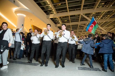 “CinemaPlus” Dövlət Bayrağı Günü münasibətilə parad təşkil edib - VİDEO