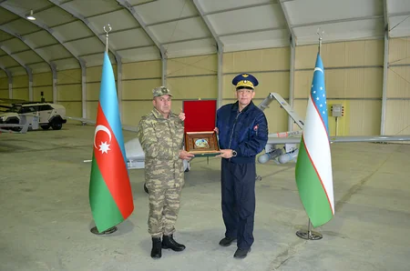 Özbəkistan müdafiə nazirinin müavini HHQ-nin hərbi hissəsində olub