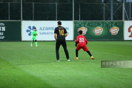 Mesut Özil Bakıda uşaqlarla futbol oynayıb - FOTOREPORTAJ