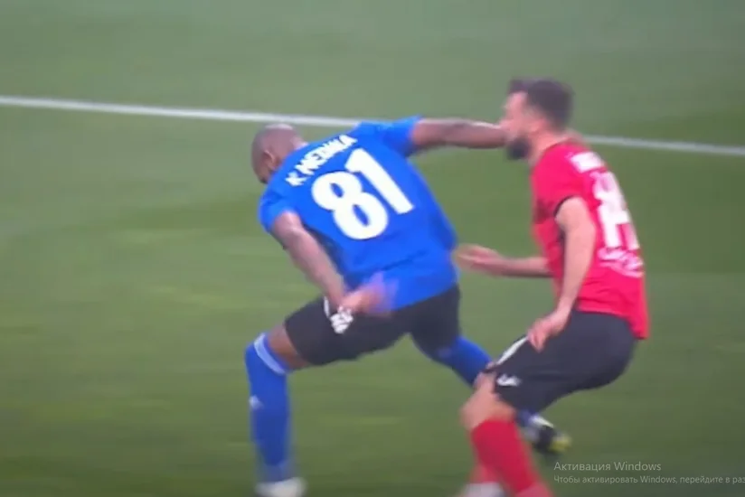 Qarabağın müdafiəçisi rəqibinə sillə vurub, referi penalti təyin etməyib