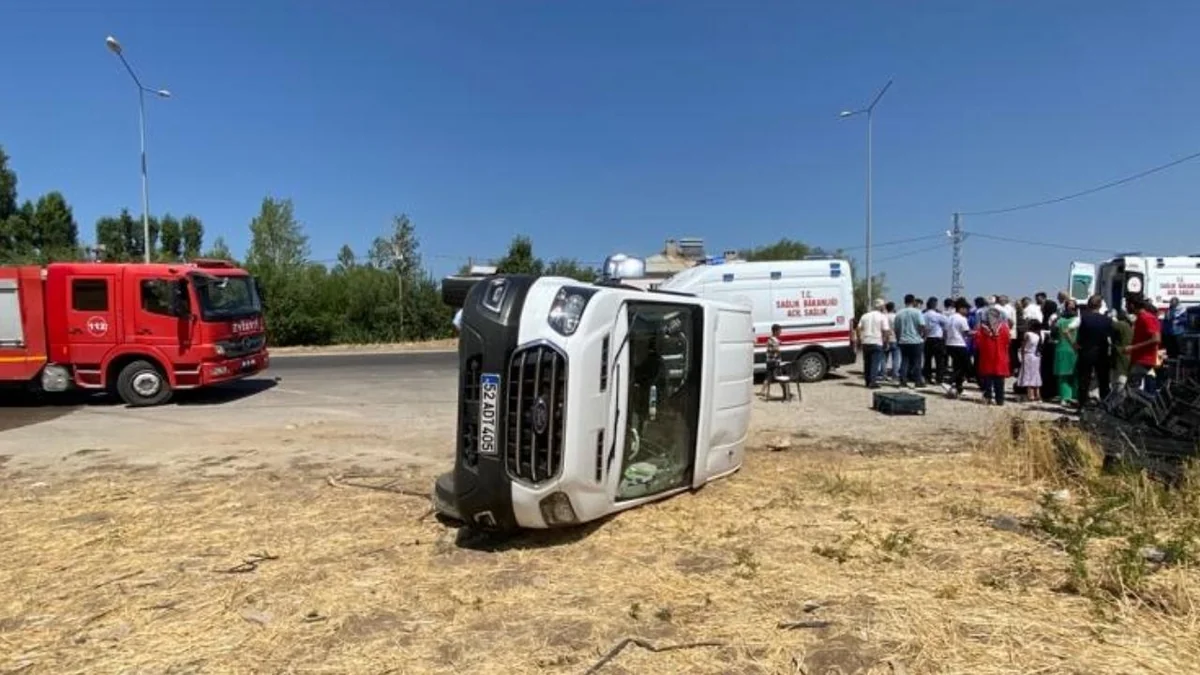 В Турции перевернулся микроавтобус, пострадали 14 человек