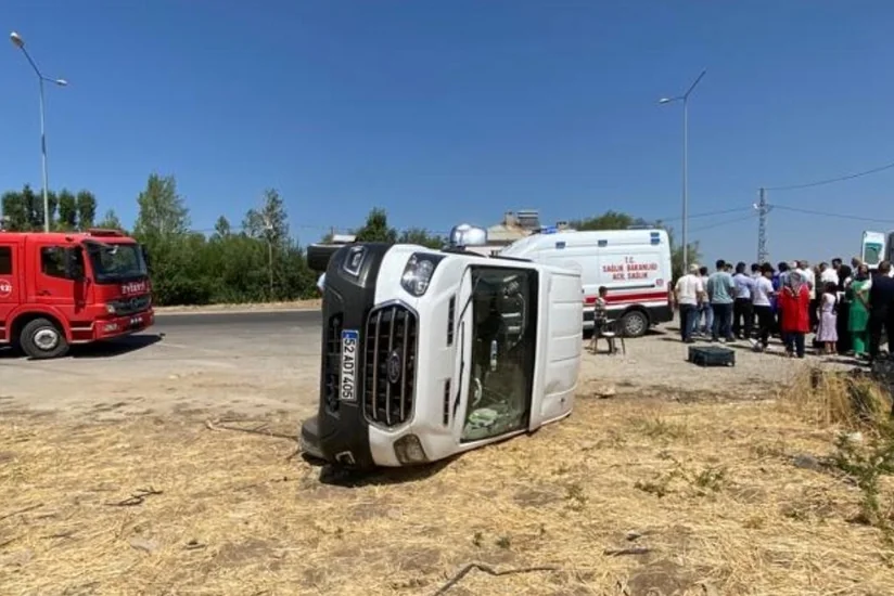 В Турции перевернулся микроавтобус, пострадали 14 человек
