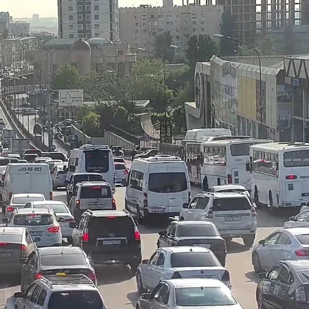 Bakının bir sıra yollarında tıxac yaranıb - SİYAHI