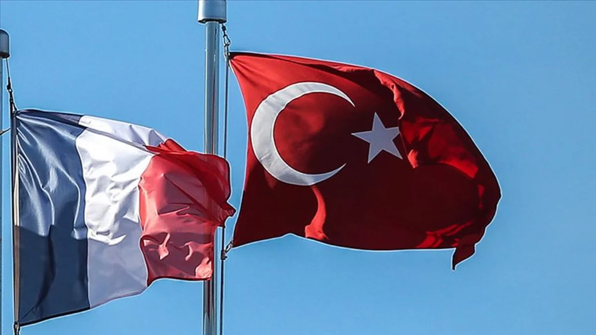 KİV: Türkiyə ilə Fransa arasında təhsil sahəsində yaranan böhran siyasi motivlidir