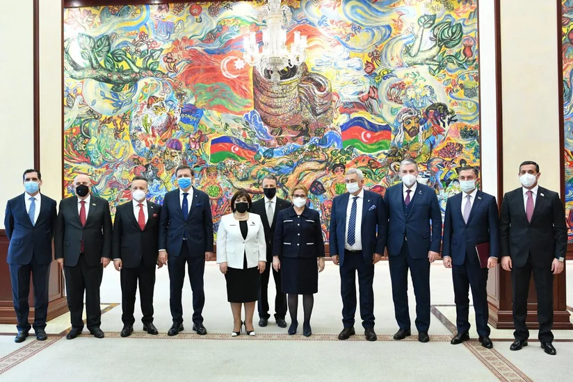 Турецкий министр проводит встречи в Милли Меджлисе