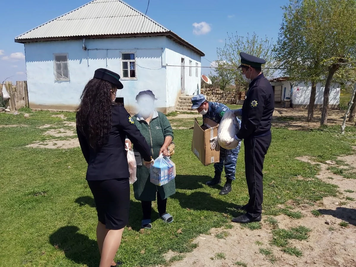 Gömrükçülər daha 80 ailəyə yardım ediblər