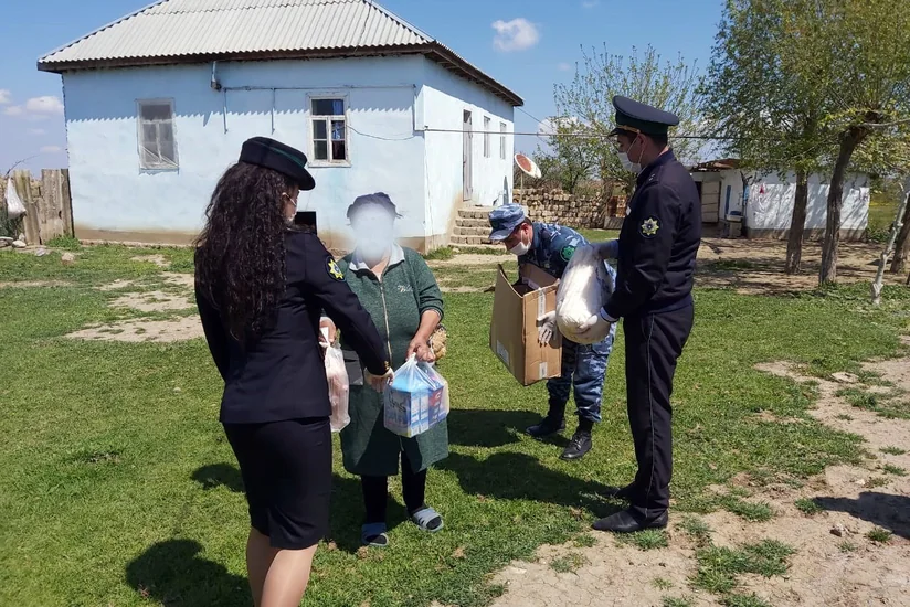 Gömrükçülər daha 80 ailəyə yardım ediblər