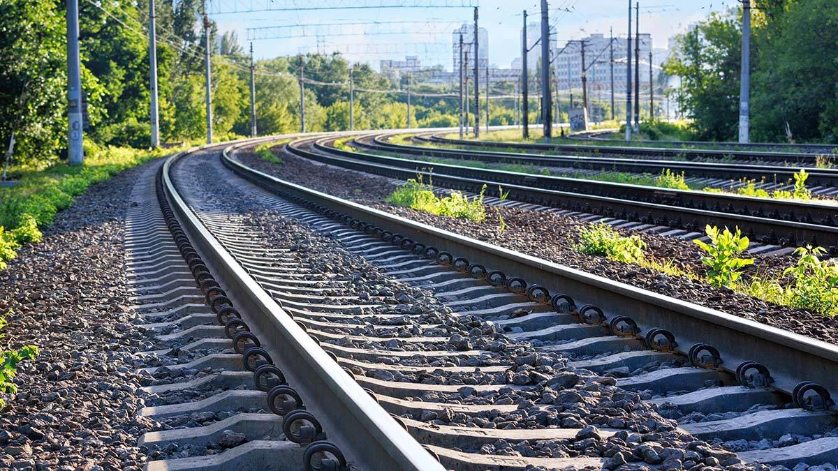Неизвестные подожгли релейные шкафы на железнодорожном перегоне в Москве