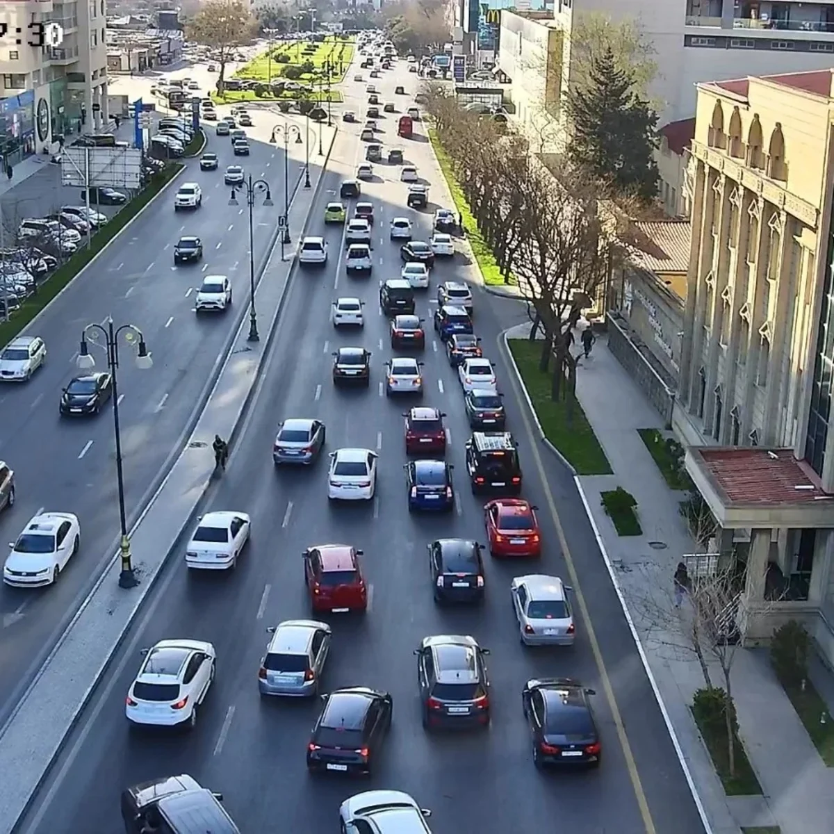 Bakının bir sıra yollarında tıxac yaranıb - SİYAHI