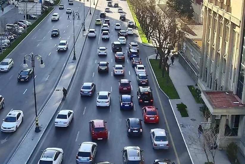 Bakının bir sıra yollarında tıxac yaranıb - SİYAHI