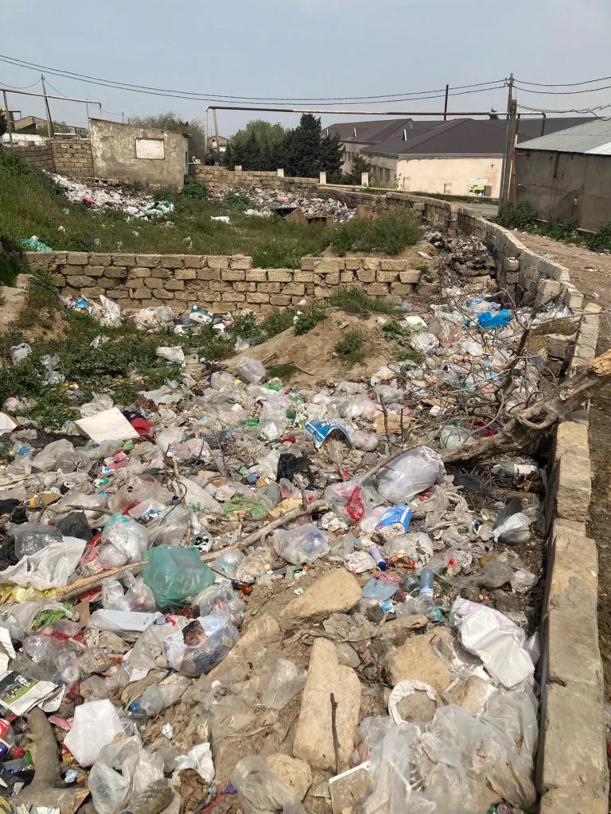 “Qanlıgöl”ə zibil atan vəzifəli şəxs və sürücü cərimələnib