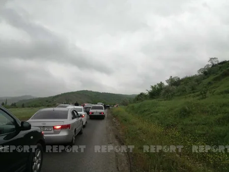 Ağsu aşırımında qəza tıxac yaradıb