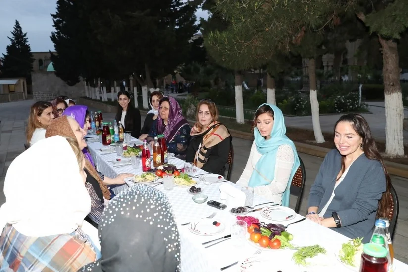 Mehriban Əliyeva və Leyla Əliyeva Pir Həsən ziyarətgahında təşkil olunan iftar mərasimində iştirak ediblər