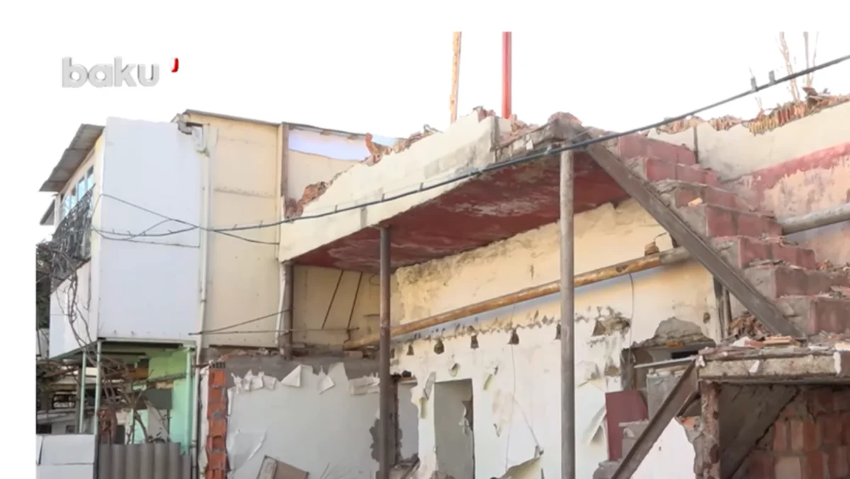 Bakıda uçma təhlükəsi ilə üzləşən binada bir neçə sakinin müdaxiləsi səbəbindən söküntü işləri aparıla bilmir - VİDEO