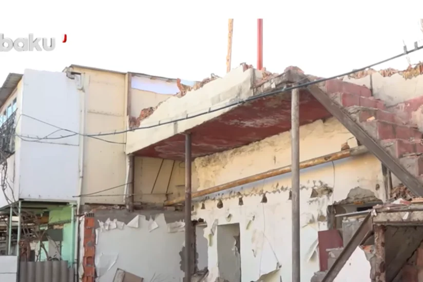 Bakıda uçma təhlükəsi ilə üzləşən binada bir neçə sakinin müdaxiləsi səbəbindən söküntü işləri aparıla bilmir - VİDEO