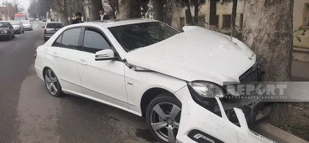Türkiyə vətəndaşının idarə etdiyi avtomobil Gəncədə ağaca çırpılıb