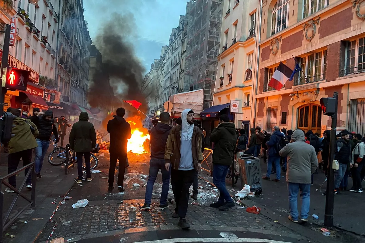 Пятеро полицейских пострадали в результате волнений в Париже после стрельбы