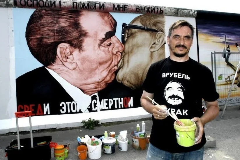Умер автор знаменитого граффити с Брежневым