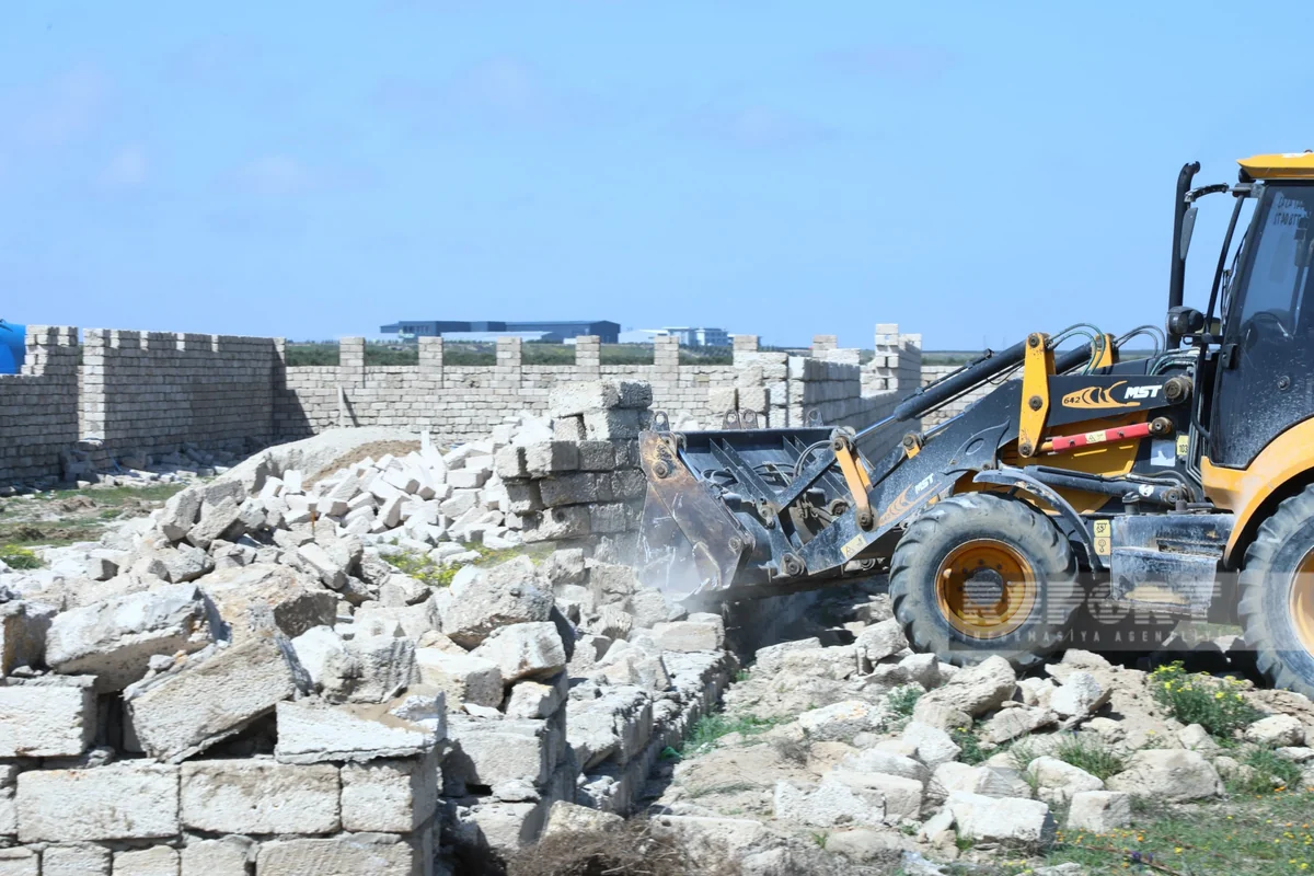 Zirə və Şüvəlanda qanunsuz tikililər sökülüb