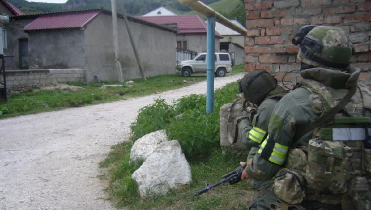 Не менее четырех боевиков уничтожено в ходе спецоперации в Чечне