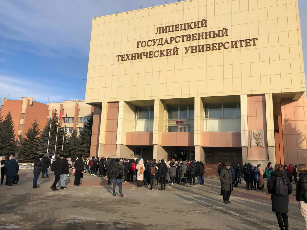 В Липецке эвакуировали студентов и преподавателей вуза из-за угрозы минирования